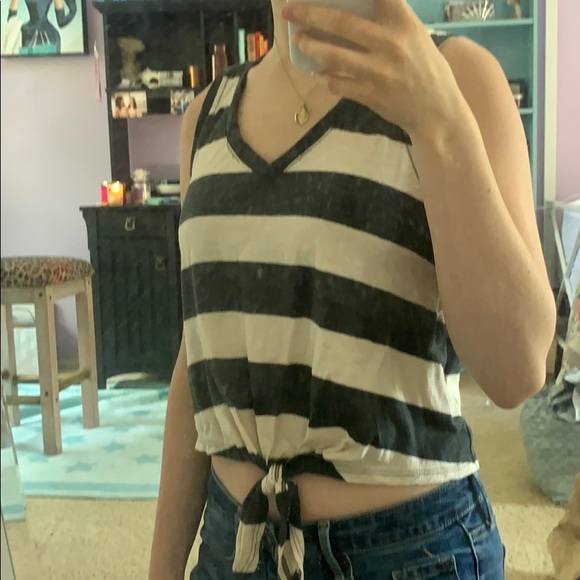 Cropped striped tank top ties in the front - Picture 3 of 3